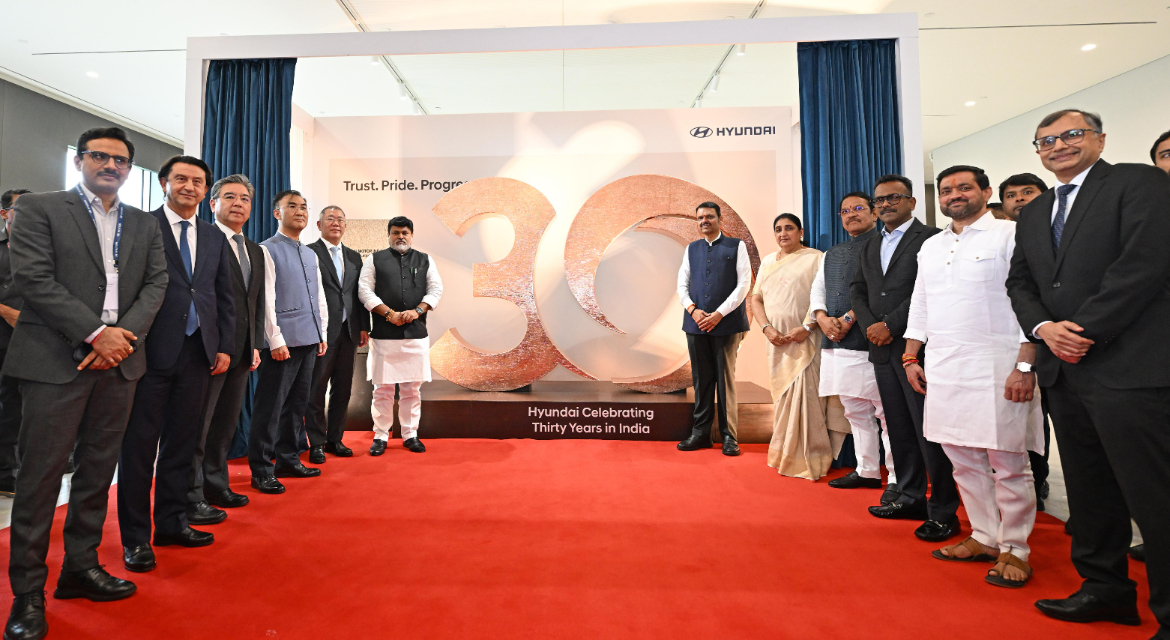 Euisun Chung, Executive Chair, Hyundai Motor Group (5th from L), Shri. Devendra Fadnavis, Hon’ble Chief Minister of Maharashtra (7th from L) and other guests pose for a group photo.