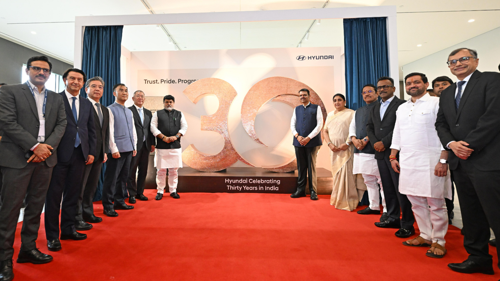 Euisun Chung, Executive Chair, Hyundai Motor Group (5th from L), Shri. Devendra Fadnavis, Hon’ble Chief Minister of Maharashtra (7th from L) and other guests pose for a group photo.
