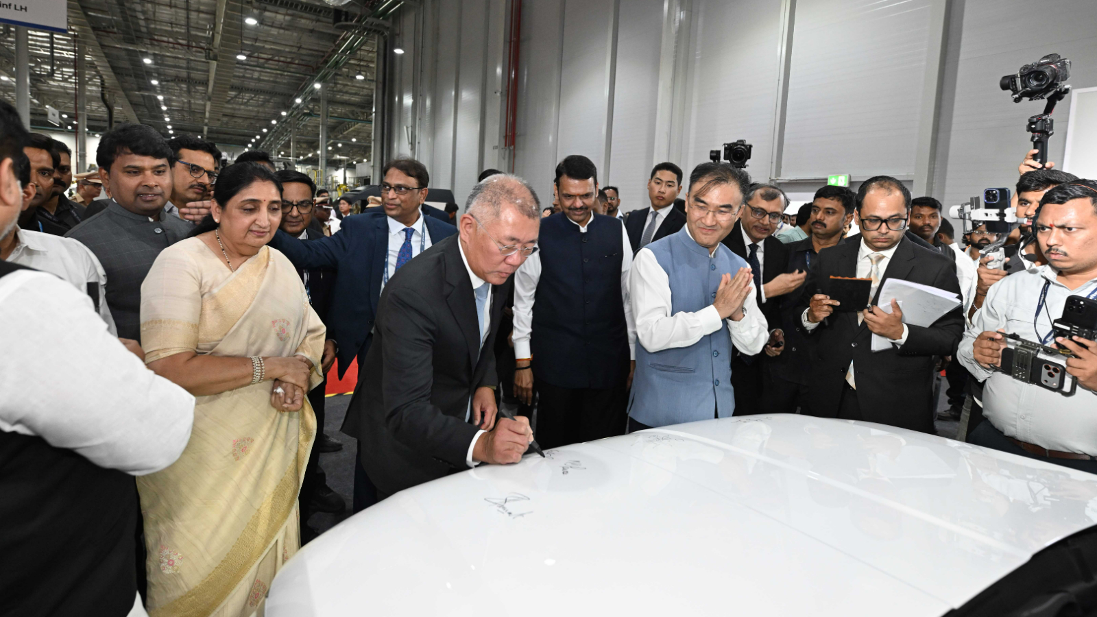 Hyundai Motor Group Executive Chair Euisun Chung signs a commemorative autograph on the all-new Venue.