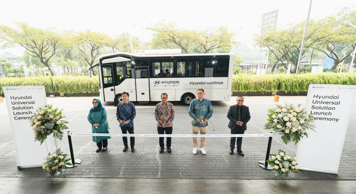 (From left) Maulani Mega Hapsari, S.IP., M.A., Director of Junior Secondary Schools, Ministry of Primary and Secondary Education, Republic of Indonesia; Kuen Young Lee (Kenny Lee), President Director of Hyundai Motors Indonesia; Mahardi Tunggul Wicaksono, Director of Transportation Equipment and Defense Equipment, Ministry of Industry of the Republic of Indonesia; Fransiscus Soerjopranato, Chief Operating Officer of Hyundai Motors Indonesia; Agni Pratama, Chief Operating Officer of Save the Children Indonesia