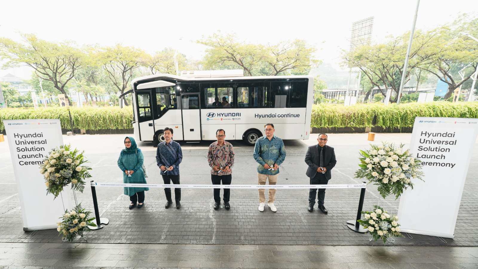 (From left) Maulani Mega Hapsari, S.IP., M.A., Director of Junior Secondary Schools, Ministry of Primary and Secondary Education, Republic of Indonesia; Kuen Young Lee (Kenny Lee), President Director of Hyundai Motors Indonesia; Mahardi Tunggul Wicaksono, Director of Transportation Equipment and Defense Equipment, Ministry of Industry of the Republic of Indonesia; Fransiscus Soerjopranato, Chief Operating Officer of Hyundai Motors Indonesia; Agni Pratama, Chief Operating Officer of Save the Children Indonesia